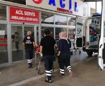 Kozan'da lastiği patlayan otomobil devrildi: 4 yaralı