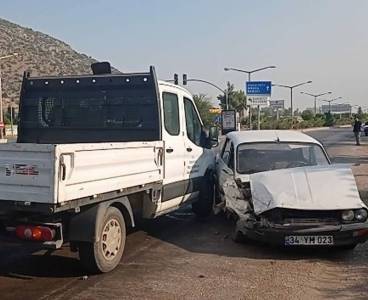 Kozan'da 3 aracın karıştığı kazada 2 kişi yaralandı