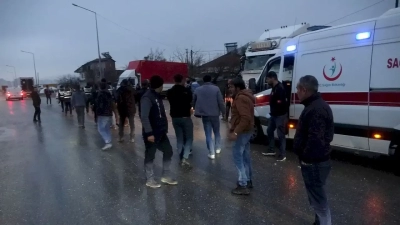 Depremzedeler ve nakliyeciler taşlı sopalı kavga etti