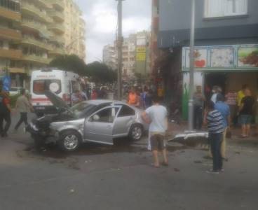 Tarsus’ta kaza: Otomobil çiçek dükkanına girdi