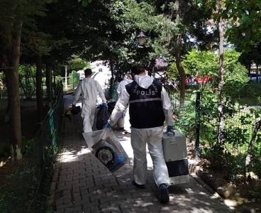 Annesini satırla öldürdü, kafasını keserek tencereye koydu