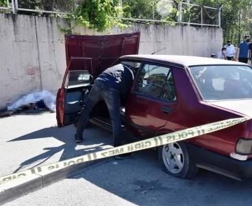 Otomobille kaldırım arasına sıkışarak can verdi