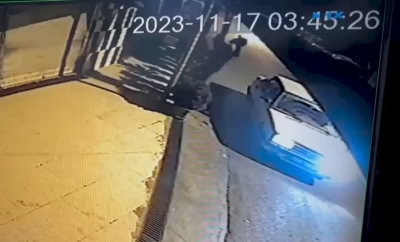 Oto yıkamacıdaki asılı Türk bayrağını koparıp otomobiline aldı