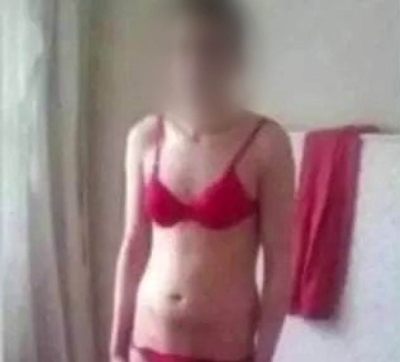 Kadın elbisesi giydirip, işkence ettikleri adamı sosyal medyadan paylaştılar